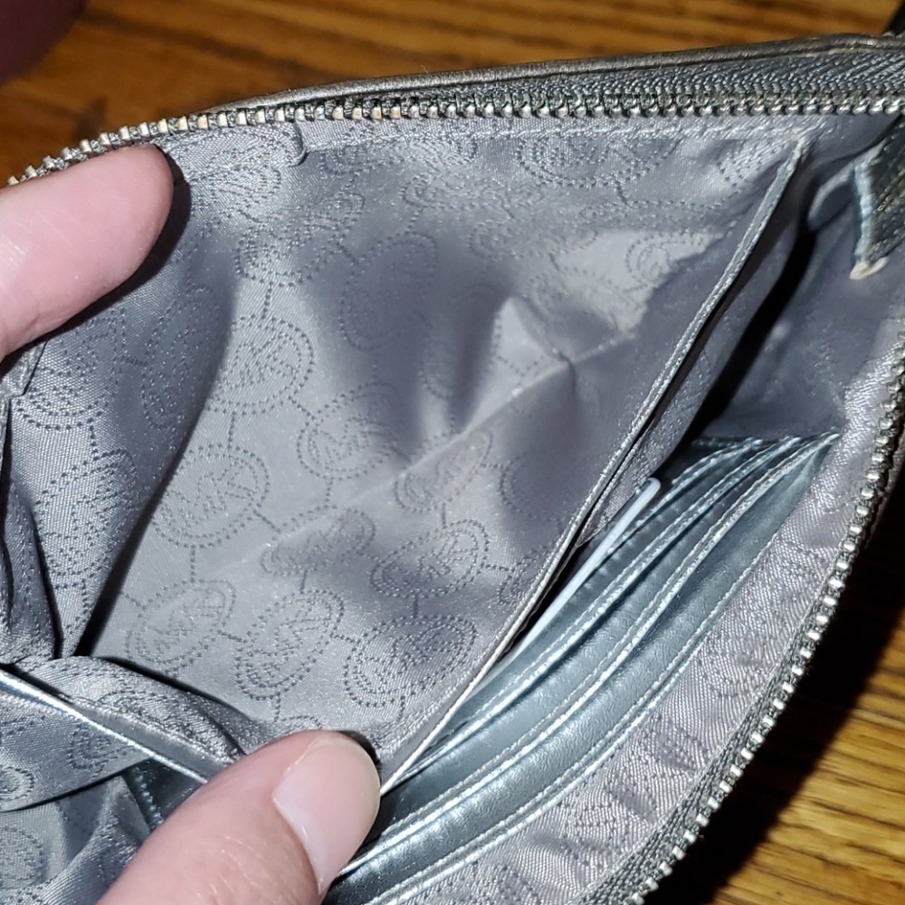 Michael Kors wristlet - Picture 4 of 7
